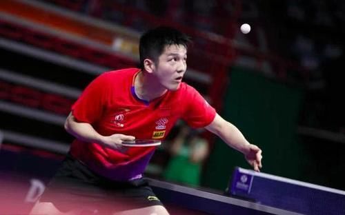 陪同一名肩 陪同一名肩